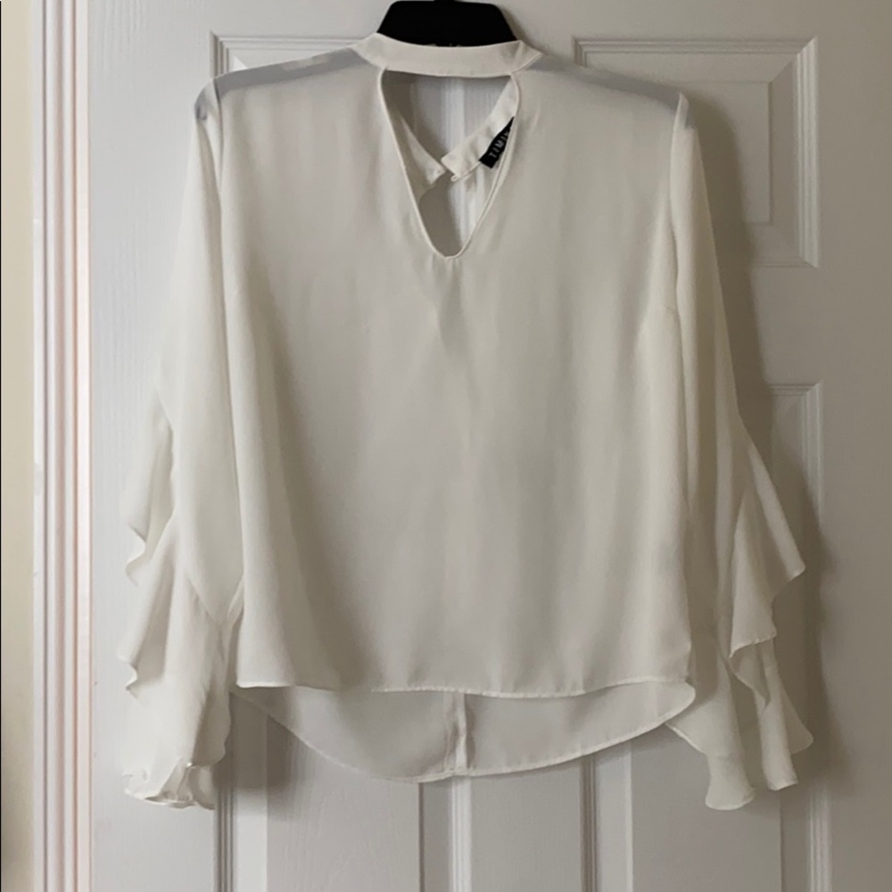 White top w/ruffle sleeves size L